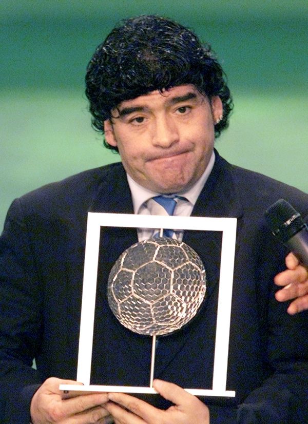 Maradona recebendo prêmio por VINCENZO PINTO