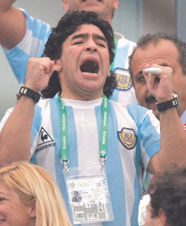 Maradona vibra gol com camisa da seleção argentina