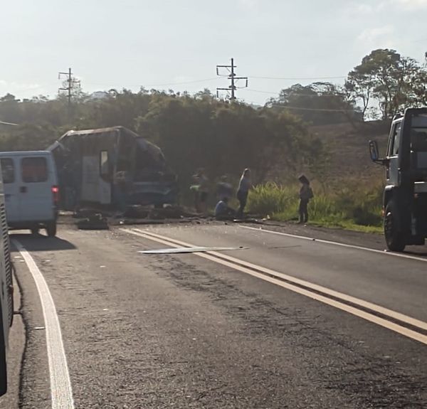 Ônibus com trabalhadores e caminhão bateram em Taguaí