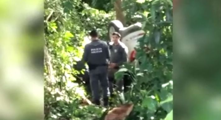Dois dos criminosos saíram do veículo em movimento. O carro, um Kia Sportage de cor prata, ainda desceu desgovernado em uma avenida do bairro, capotou, caiu em um pequeno barranco e foi parar em uma área de mata na manhã desta quinta-feira (26)
