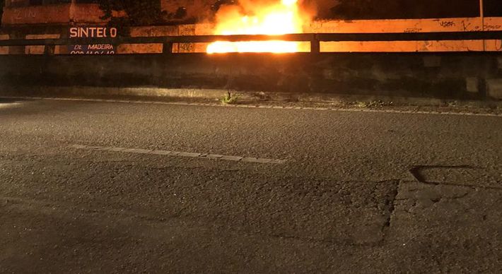 O Corpo de Bombeiros esteve no local e combateu as chamas; ninguém ficou ferido e o trânsito no local ficou congestionado