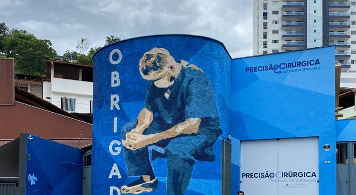 Painel de sete metros faz homenagem aos profissionais da Saúde na pandemia. Na Internet, trabalho em grafite que recria obra de Michelangelo viralizou