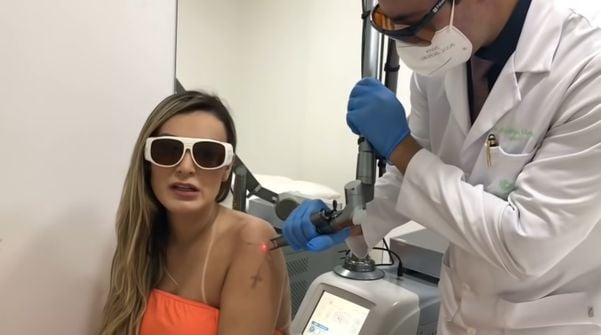 A modelo Andressa Urach remove tatuagens e cicatriz de bumbum após hidrogel com laser