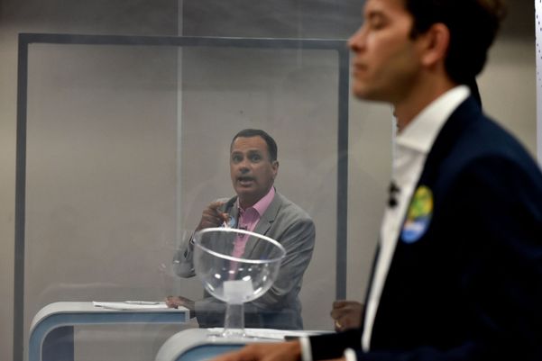 Arnaldinho Borgo (Podemos) durante debate do segundo turno promovido por A Gazeta por Fernando Madeira