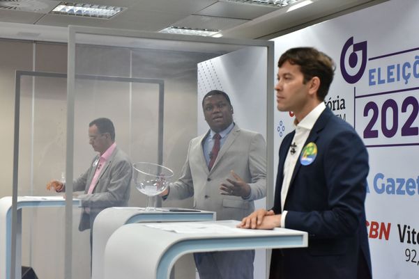 Arnaldinho Borgo (Podemos) durante debate do segundo turno promovido por A Gazeta por Fernando Madeira