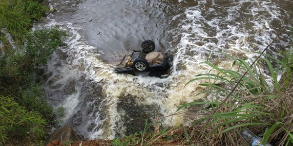 Carro caiu em um rio de Minas Gerias