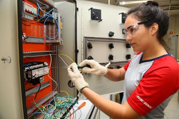 Curso técnico de eletromecânica oferecido pelo Senai