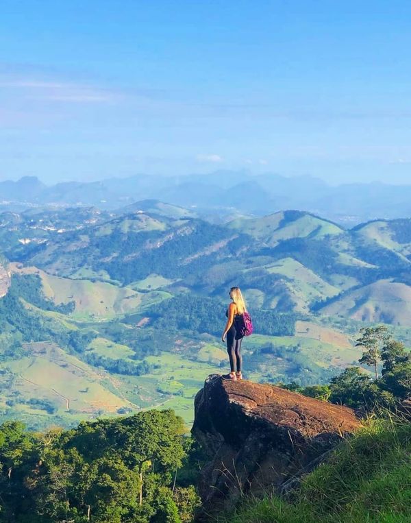 Para subir a Pedra, o turista não precisa agendar nem pagar taxa por Divulgação