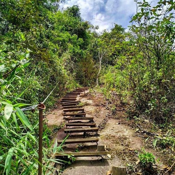 Com uma trilha de dois quilômetros de subida, o local caiu no gosto do público que curte caminhada e uma bela vista.