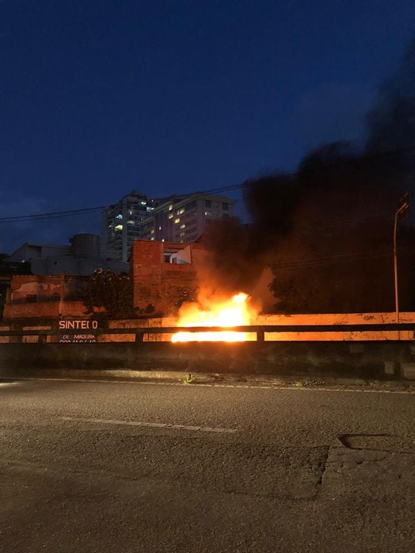 Um carro pegou fogo na alça da Terceira Ponte, em Vila Velha