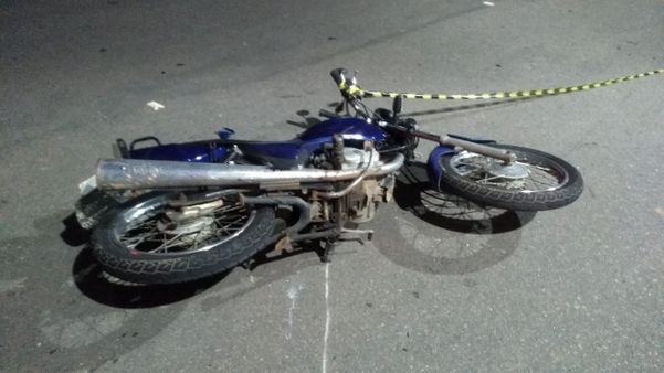 Motocicleta conduzida pela vítima deitada no chão