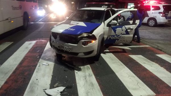 Uma viatura foi danificada quando os criminosos furaram o bloqueio da polícia