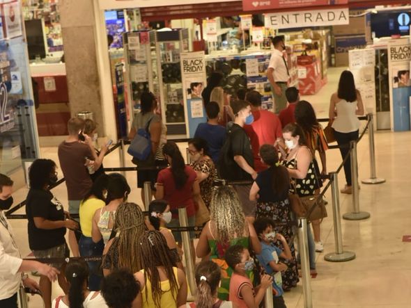 Black Friday foi de filas mesmo com a pandemia para aproveitar descontos de lojas por Ricardo Medeiros