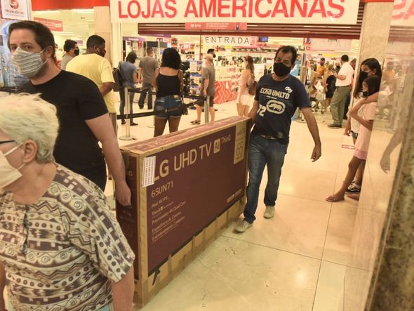 Consumidores precisaram de ajudar para carregar compras na Black Friday por Ricardo Medeiros