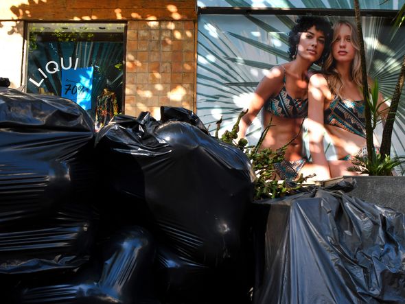 Lixo acumulado nas ruas da Praia do Canto por Fernando Madeira