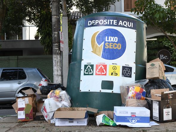 Lixo acumulado nas ruas da Praia do Canto por Fernando Madeira