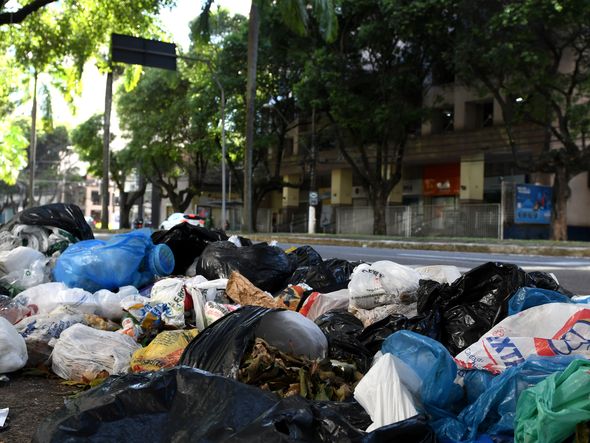 Lixo acumulado nas ruas da Praia do Canto por Fernando Madeira