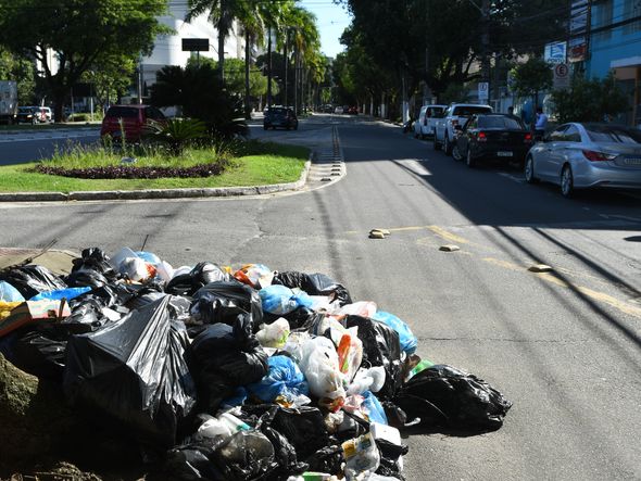 Lixo acumulado nas ruas da Praia do Canto por Fernando Madeira