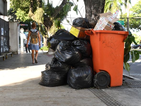 Lixo acumulado nas ruas da Praia do Canto por Fernando Madeira