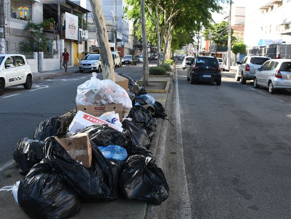 Lixo acumulado nas ruas de Jardim da Penha por Fernando Madeira
