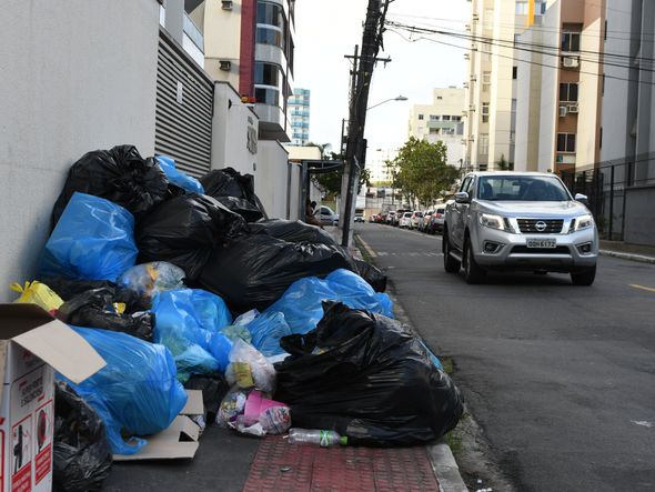 Lixo nas ruas de Jardim Camburi por Fernando Madeira