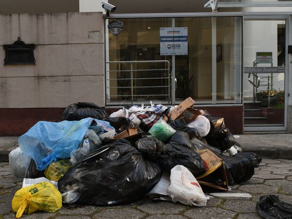 Lixo nas ruas de Jardim Camburi por Fernando Madeira