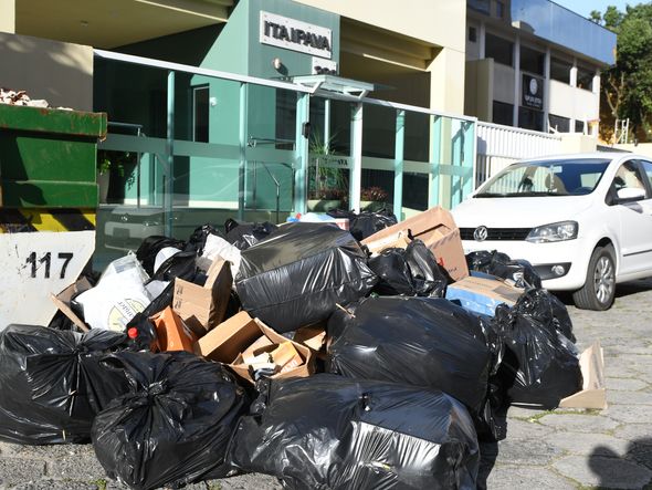 Lixo nas ruas de Jardim Camburi por Fernando Madeira