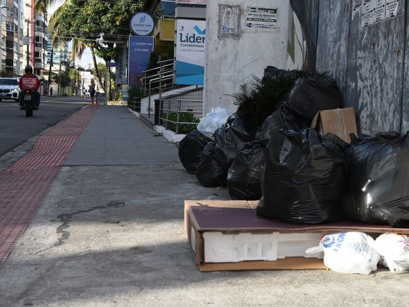 Lixo nas ruas de Jardim Camburi por Fernando Madeira