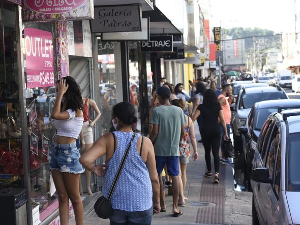 Movimentação do comércio: ruas ficaram cheias na Glória no dia da Black Friday 2020 por Carlos Alberto Silva