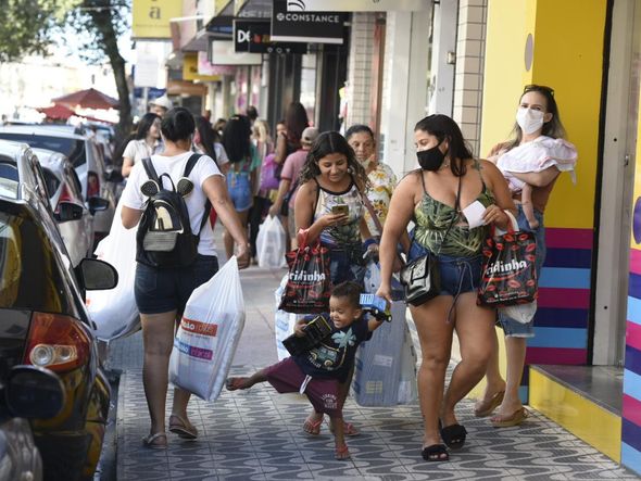 Movimentação no comércio de rua da Glória na Black Friday 2020 por Carlos Alberto Silva