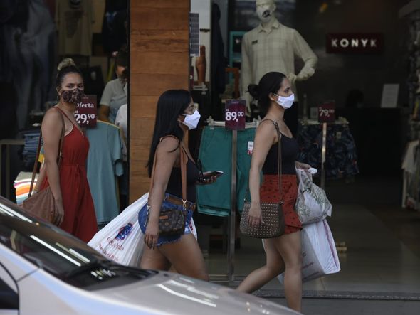 Sacolas e máscaras na Black Friday do comércio de rua da Glória, em Vila Velha por Carlos Alberto Silva
