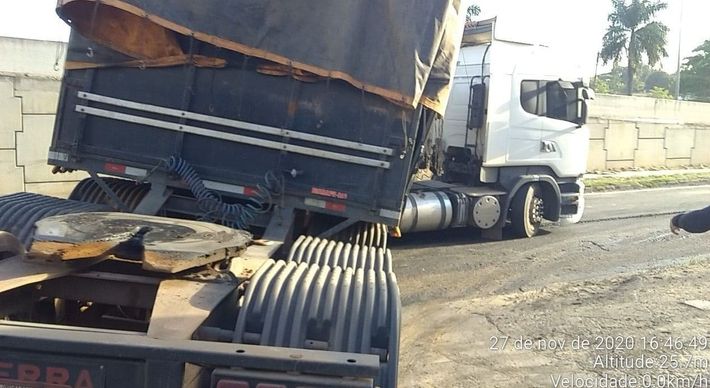 De acordo com informações da Polícia Rodoviária Federal, a pista lateral sentido sul ficou totalmente bloqueada devido ao veículo com defeito