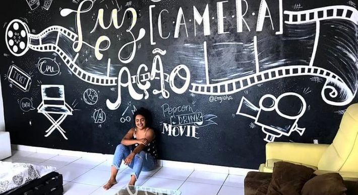 A arte de desenhar letras e ilustrações à mão vem se tornando cada vez mais comum em diversos ambientes. Especialista fala sobre as vantagens do tipo de decoração