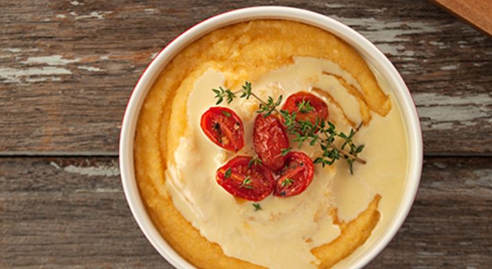 A combinação cremosa pode ser oferecida como entrada ou servida em um café da tarde. Ela é finalizada com tomates de sabor apurado pelo calor do forno