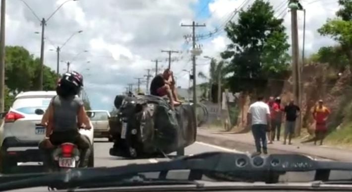 De acordo com o Corpo de Bombeiros, três pessoas ficaram feridas no acidente que aconteceu no quilômetro 145 da rodovia; veículo capotou várias vezes