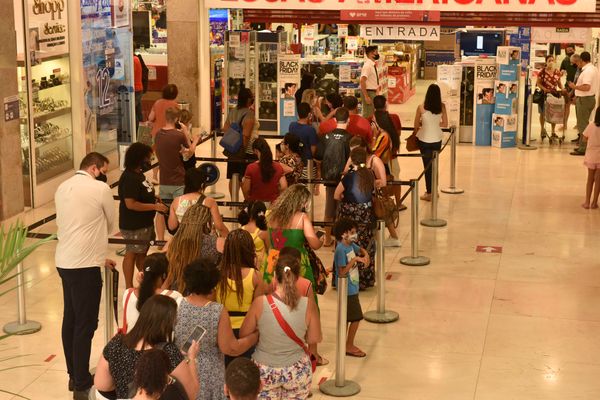 Movimentação de clientes durante a Black Friday no Shopping Vitória, em Vitória