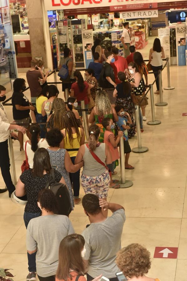 Black Friday foi de filas mesmo com a pandemia para aproveitar descontos de lojas por Ricardo Medeiros