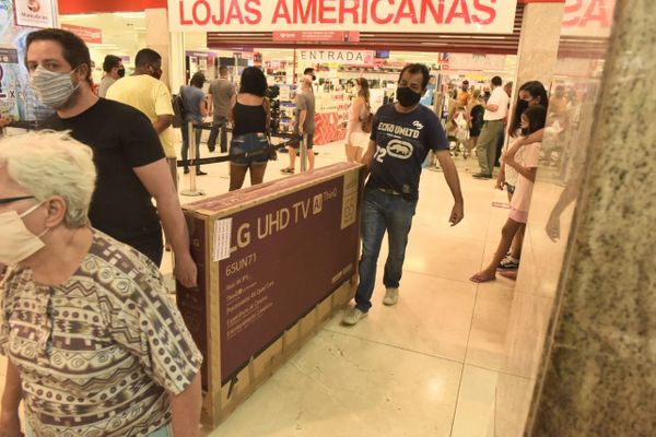 Consumidores precisaram de ajudar para carregar compras na Black Friday por Ricardo Medeiros
