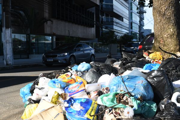 Data: 27/11/2020 - ES -  Vitória - Lixo acumulado nas ruas da Praia do Canto - Editoria: Cidades - Foto: Fernando Madeira - GZ