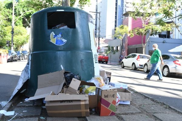 Data: 27/11/2020 - ES -  Vitória - Lixo acumulado nas ruas da Praia do Canto - Editoria: Cidades - Foto: Fernando Madeira - GZ