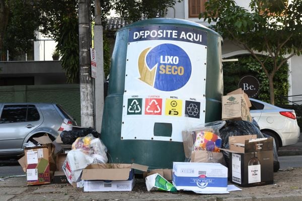 Lixo acumulado nas ruas da Praia do Canto por Fernando Madeira