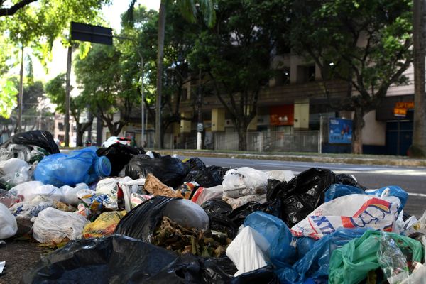 Lixo acumulado nas ruas da Praia do Canto