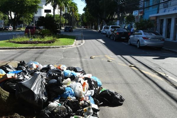 Lixo acumulado nas ruas da Praia do Canto por Fernando Madeira