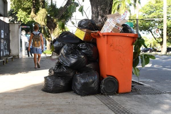 Lixo acumulado nas ruas da Praia do Canto por Fernando Madeira
