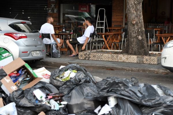 Lixo acumulado nas ruas de Jardim da Penha por Fernando Madeira