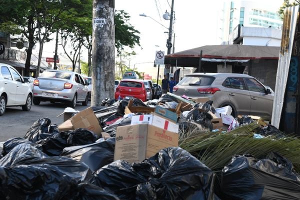 Lixo acumulado nas ruas de Jardim da Penha por Fernando Madeira
