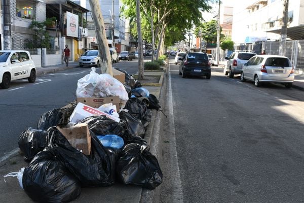 Lixo acumulado nas ruas de Jardim da Penha por Fernando Madeira