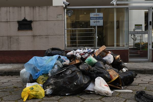 Lixo nas ruas de Jardim Camburi por Fernando Madeira