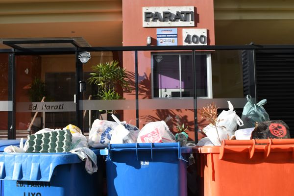Lixo nas ruas de Jardim Camburi por Fernando Madeira