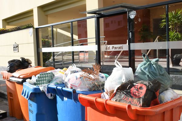 Lixo nas ruas de Jardim Camburi por Fernando Madeira
